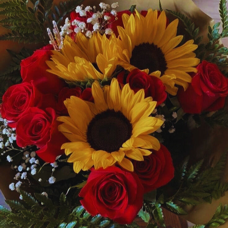 Buquê com 10 Rosas e 3 Girassóis