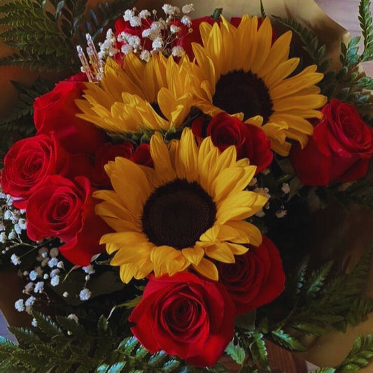 Buquê com 10 Rosas e 3 Girassóis
